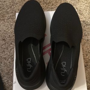 Ladies ryka shoes size 8 1/2 black new never worn firm